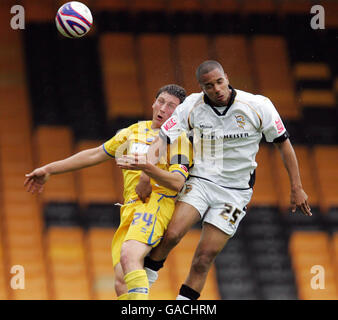 Brighton's Tom Elphick (rechts) und Port Vale's Dave McGoldrick wetteifern um einen High Ball während des Coca-Cola League One Matches im Vale Park, Stoke-onTrent. Stockfoto