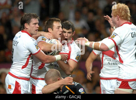 St Helens' James Roby (zweiter links) wird von Matt Gidley (links) und Paul Wellens während des Super League Grand Finals in Old Trafford, Manchester, zu seinem Versuch gratuliert. Stockfoto