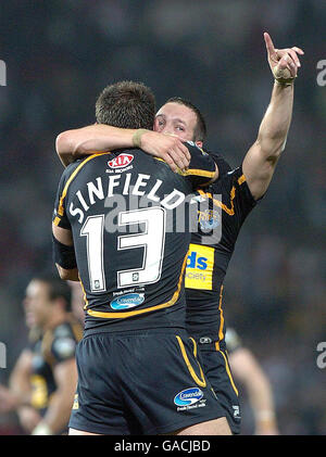 Rugby League - Engage Super League Grand Final - St Helens gegen Leeds Rhinos - Old Trafford. Leeds Rhinos Kevin Sinfield und Danny McGuire feiern beim Finale während des Super League Grand Finals in Old Trafford, Manchester. Stockfoto