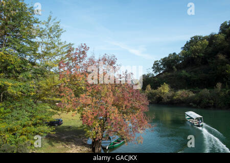Rijeka Crnojevica. Befindet sich in der Nähe von Skadar See, Montenegro, Europa. Naturpark Stockfoto