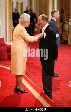 Herr Eric Hardwick, aus St. Leonards-on-Sea, erhält von der Queen am Buckingham Palace einen MBE für den Hastings Halbmarathon. Stockfoto