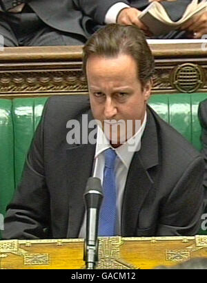 Oppositionsführer David Cameron bei den Fragen des Premierministers im Unterhaus, London. Stockfoto