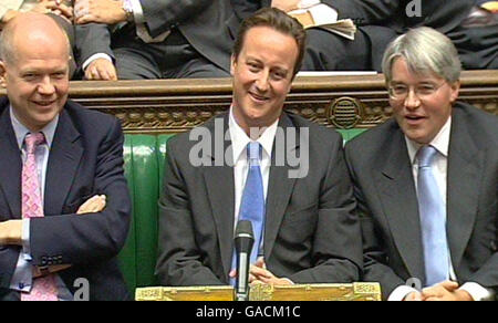 Oppositionsführer David Cameron bei den Fragen des Premierministers im Unterhaus, London. Stockfoto