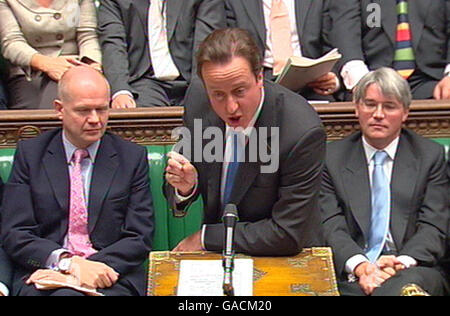 Oppositionsführer David Cameron spricht während der Fragestunde des Premierministers im Londoner Unterhaus. Stockfoto