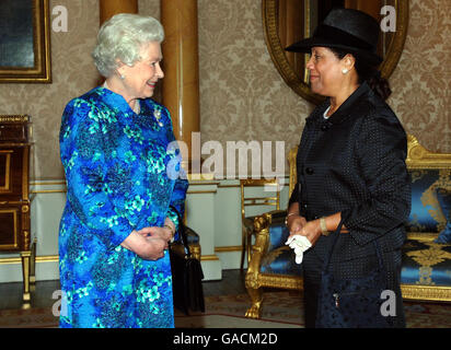 Königin Elizabeth II empfängt heute die Generalgouverneurin von Antigua und Barbuda, Frau Louise Agnetha Lake-Tack, im Buckingham Palace in London. Stockfoto