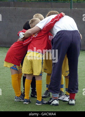 Prinz William in einem Gehege mit Schulkindern, während er zusammen mit Jugendlichen Fußball spielt, während er das hat-Trick Projekt des FA im West Gate Community College Center for Sport, Newcastle besucht. Stockfoto