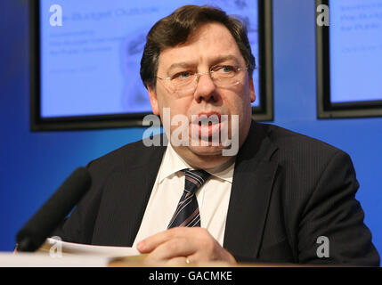 Finanzminister Brian Cowan veranstaltet im Pressezentrum der Regierung eine Pressekonferenz über die Veröffentlichung des Vorausblickes mit Voranschlägen für öffentliche Dienstleistungen. Stockfoto