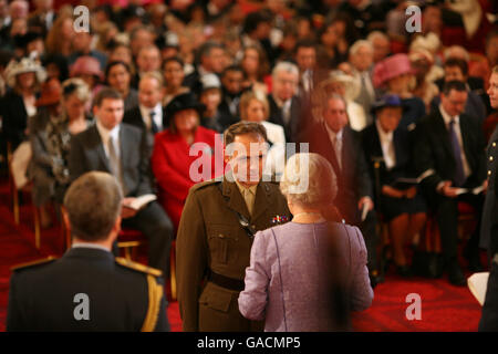 Kapitän Ian Felstead, das Royal Regiment der Prinzessin von Wales, Territorial Army, wird von der Königin im Buckingham Palace zu einem MBE gemacht. Stockfoto