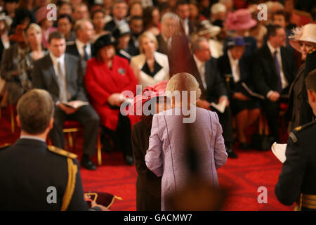 Frau Sandra Sullivan aus Kingston-on-Thames wird von der Queen im Buckingham Palace zu einem MBE gemacht. Stockfoto