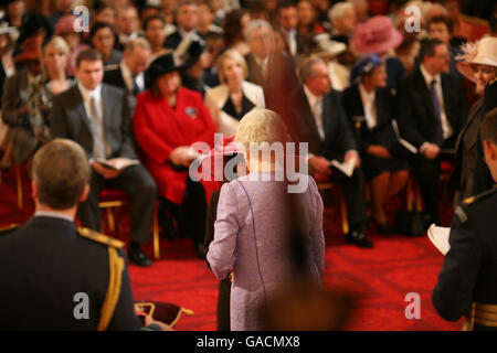 Frau Sandra Sullivan aus Kingston-on-Thames wird von der Queen im Buckingham Palace zu einem MBE gemacht. Stockfoto