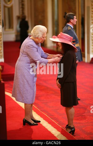 Frau Sandra Sullivan aus Kingston-on-Thames wird von der Queen im Buckingham Palace zu einem MBE gemacht. Stockfoto