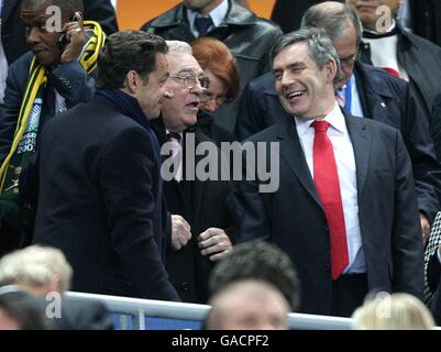 Rugby Union - IRB Rugby World Cup - Finale - England gegen Südafrika - Stade de France. Premierminister Gordon Brown (r) und der französische Präsident Nicolas Sarkozy vor dem Start in den Stand Stockfoto