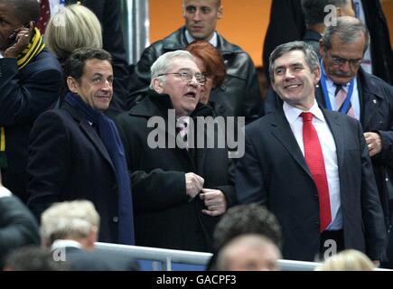 Premierminister Gordon Brown (r) und der französische Präsident Nicolas Sarkozy Vor dem Anpfiff im Stand Stockfoto