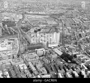 Das 120 Hektar große Gelände rund um die Londoner Bahnhöfe Kings Cross (rechts) und St. Pancras, das vorbehaltlich der Baugenehmigung vom London Regeneration Consortium in einem Multi-Millionen-Pfund-Plan saniert werden soll. Stockfoto