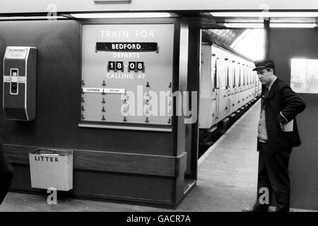 Ein British Rail Ticket Clipper wartet auf Passagiere für den letzten Zug nach Bedford von St.Pancras um 18.08 Uhr. Stockfoto