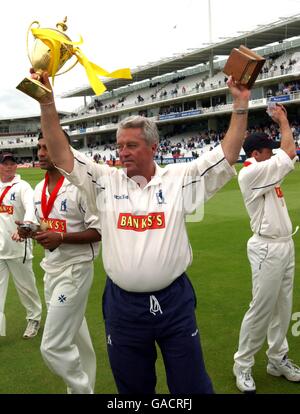 Warwickshire-Trainer Bob Woolmer feiert mit der B&H Cup Trophy Stockfoto