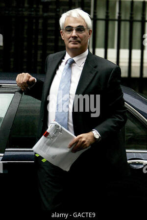 Kanzler vom Auswahlausschuss des Schatzamtes gegrillt. Der Schatzkanzler Alistair Darling kommt in der Downing Street, London an. Stockfoto