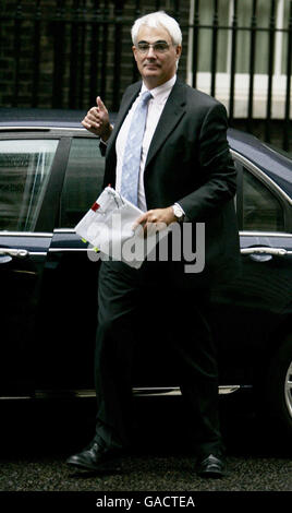 Der Schatzkanzler Alistair Darling kommt in der Downing Street in London an. Stockfoto