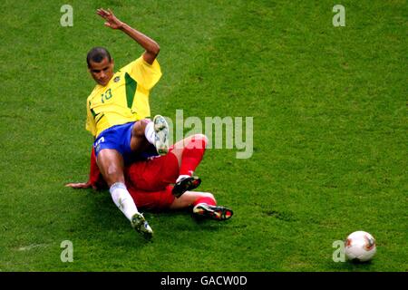 Fußball - FIFA Fußball-Weltmeisterschaft 2002 - Halbfinale - Brasilien / Türkei. Das brasilianische Rivaldo wird vom türkischen Tugay Kerimoglu angegangen Stockfoto