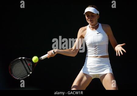 Tennis, Wimbledon 2002, zweite Runde. Daniela Hantuchova spielt eine Vorhand gegen Martina Sucha Stockfoto