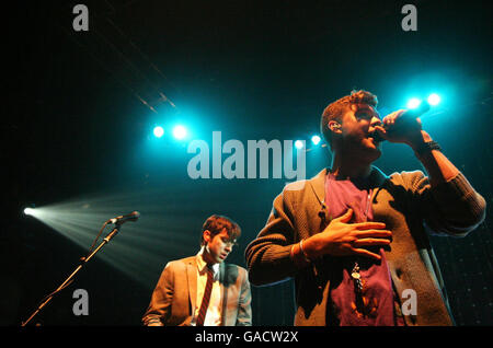 Daniel Merriweather (rechts) tritt auf der Bühne mit Mark Ronson im Shepherds Bush Empire, London, auf. Stockfoto