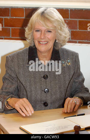 Die Herzogin von Cornwall unterschreibt das Besucherbuch im Pound Center in Corsham, Wiltshire. Stockfoto