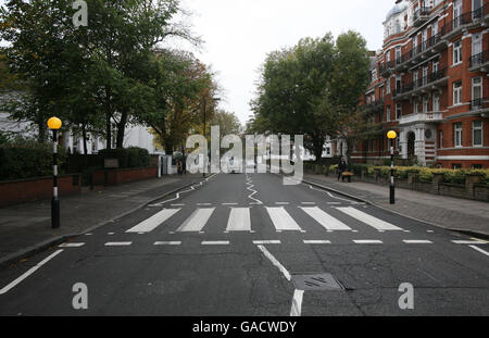 Die Fußgängerüberfahrt vor den Abbey Road Studios in London, berühmt gemacht durch die Beatles. Stockfoto