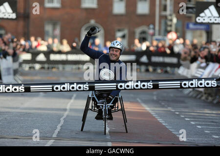 Leichtathletik - Dublin Marathon. Wales Richie Powell gewinnt die Rollstuhlstrecke des 28. Dublin-Marathons in Dublin. Stockfoto