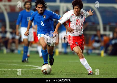 (L-R) der italienische Gennaro Guttuso der koreanische Sung Ji Park kämpft um den Ball. Stockfoto