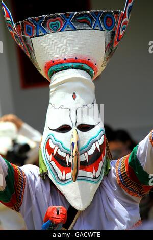 Provinz Loei, Thailand-Juni 28,2014: unbekannter Mann Verschleiß Geisterkostüm Phi Ta Khon oder Ghost Festival in Amphoe Dan Sai Stockfoto