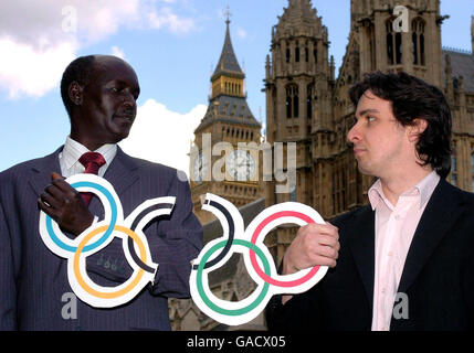 Abdul Jabbar Adam, Präsident der Darfur Union in Großbritannien (links) und Jonathan Bowen, Vorsitzender der Aegis Studentenorganisation, nehmen an einem Protest gegen College Green in Westminster Teil, bevor sie der chinesischen Botschaft einen Brief überreichen, in dem sie zu entschlossenem Handeln Chinas zur Lage in Darfur im Westsudan aufrufen. Stockfoto