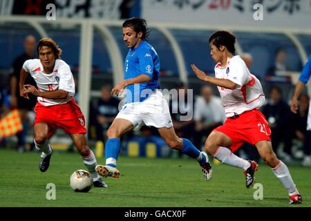 Fußball - FIFA Fußball-Weltmeisterschaft 2002 - zweite Runde - Republik Korea gegen Italien. Der Italiener Alessandro Del Piero (c) tritt gegen den Ji Sung Park der Republik Korea (r) und Chul Sang Yoo (l) an Stockfoto