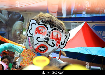 Provinz Loei, Thailand-Juni 28,2014: unbekannter Mann Verschleiß Geisterkostüm Phi Ta Khon oder Ghost Festival in Amphoe Dan Sai Stockfoto