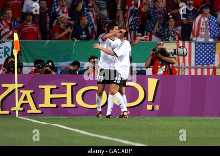 Der deutsche Michael Ballack feiert das Tor mit Miroslav Klose. Stockfoto