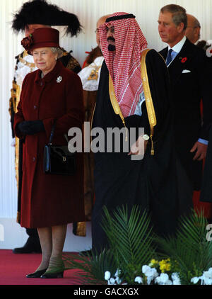 Die britische Königin Elizabeth II., der Prinz von Wales und König Abdullah von Saudi-Arabien blicken während der feierlichen Begrüßung von König Abdullah auf die Horse Guards Parade in London. Stockfoto