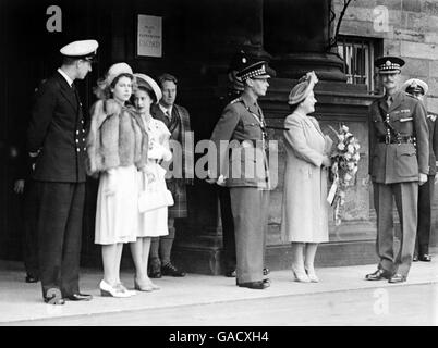 König Georg VI. Und die Königin, mit der Prinzessin Elizabeth und Prinzessin Margaret, bei der Ankunft in Holyrood. Mit der königlichen Familie können LT. Philip Mountbatten (links) und der Herzog von Hamilton, Erbhüter des Palastes von Holyroodhouse (in der Mitte, neben Prinzessin Margaret) gesehen werden. Stockfoto