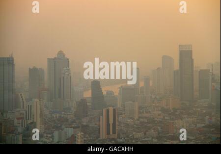 Luftaufnahme der Großstadt am nebligen Morgen, Bangkok, Thailand Stockfoto