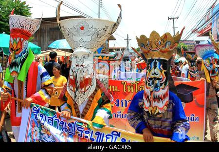 Provinz Loei, Thailand-Juni 28,2014: unbekannte Männer tragen Geisterkostüm auf Parade am Phi Ta Khon oder Ghost Festival bei Dan Sa Stockfoto