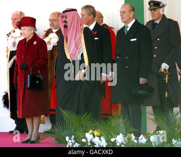 (Von links nach rechts erste Reihe) die britische Königin Elizabeth II., König Abdullah von Saudi-Arabien, der Prinz von Wales und der Herzog von Edinburgh bei der Horse Guards Parade, London, während der feierlichen Begrüßung von König Abdullah. Stockfoto