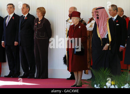 (Von links nach rechts) Premierminister Gordon Brown, Außenminister Dr. Kim Howells, Innenminister Jacqui Smith, die britische Königin Elizabeth II., König Abdullah von Saudi-Arabien und der Prinz von Wales während der feierlichen Begrüßung von König Abdullah bei der Horse Guards Parade in London. Stockfoto