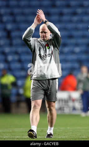 Fußball - Carling Cup - vierte Runde - Coventry gegen West Ham United - Ricoh Arena. Coventry City Manager Ian Dowie zeigt seine Dejektion nach dem vierten Carling Cup-Spiel in der Ricoh Arena, Coventry. Stockfoto