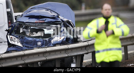 Tödlicher Unfall schließt Schottlands Autobahn M8. Die Szene nach einem tödlichen Unfall auf der M8 in der Nähe von Livingston, Schottland, bei dem ein Mann starb. Stockfoto