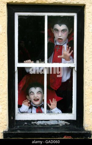 Brüder (l-r), der dreijährige Kurtis Strong und der achtjährige Oliver Strong, beim Halloween-Festival im Ulster Folk and Transport Museum, Ballycultra, County Down, Nordirland. Stockfoto