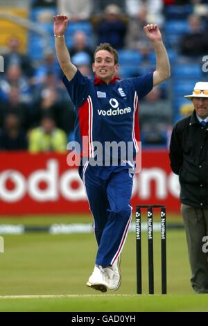 Cricket - NatWest Series - England - Sri Lanka. Der englische James Kirtley appelliert an ein Wicket Stockfoto