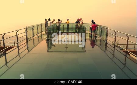 Nong Khai Provinz, Thailand April 28,2016: Touristen Wandern und dabei fotografieren auf transparenten Himmel Spaziergang Stockfoto