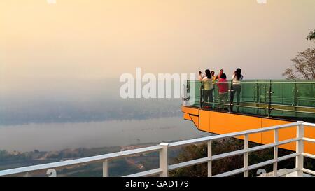 Nong Khai Provinz, Thailand April 28,2016: Touristen Wandern und dabei fotografieren auf transparenten Himmel Spaziergang Stockfoto