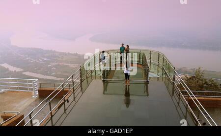 Nong Khai Provinz, Thailand April 28,2016: Touristen Wandern und dabei auf transparenten Himmel fotografieren betrachten, Meko Anmarsch Stockfoto