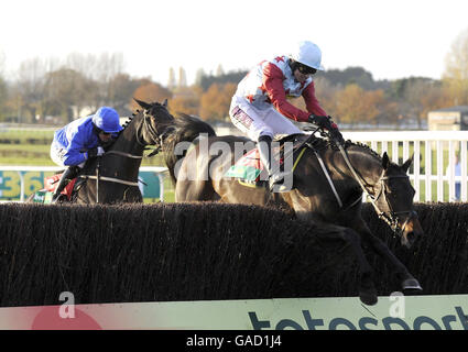 Ollie Magern und Paddy Brennan machen einen schlechten Fehler am letzten Zaun auf ihrem Weg zum Sieg in der Bet 365 Charlie Hall Chase auf Wetherby Rennbahn. Stockfoto