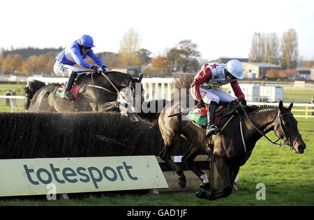 Ollie Magern und Paddy Brennan machen einen schlechten Fehler am letzten Zaun auf ihrem Weg zum Sieg mit Tony McCoy und State of Play hinter in der Wette 365 Charlie Hall Chase auf Wetherby Racecourse. Stockfoto