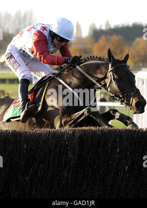 Ollie Magern und Paddy Brennan machen einen schlechten Fehler am letzten Zaun auf ihrem Weg zum Sieg in der Bet 365 Charlie Hall Chase auf Wetherby Rennbahn. Stockfoto